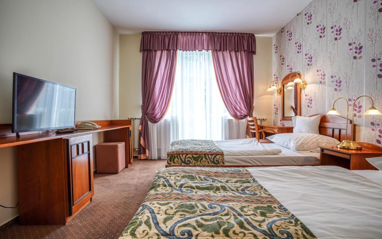 Hotel Erzsebet ヘーヴィーズ エクステリア 写真