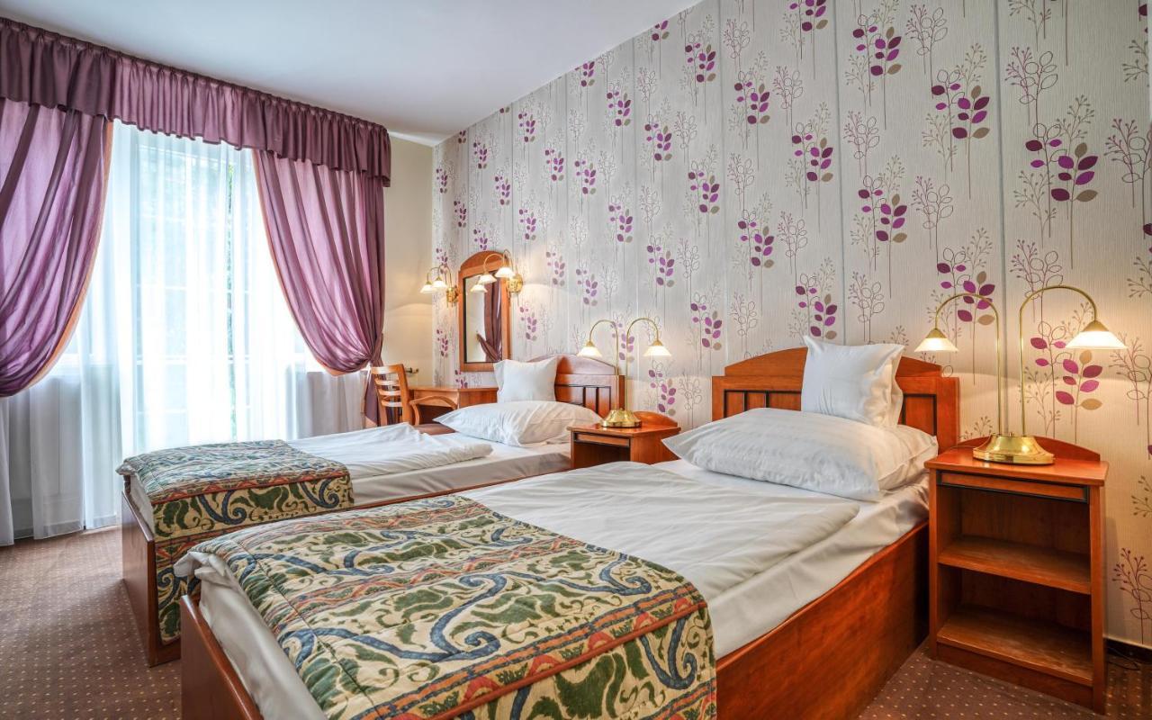 Hotel Erzsebet ヘーヴィーズ エクステリア 写真