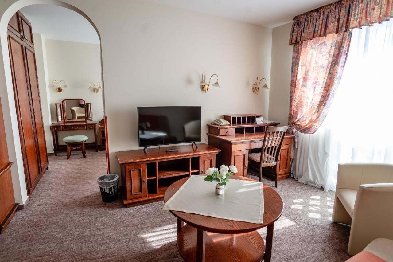 Hotel Erzsebet ヘーヴィーズ エクステリア 写真