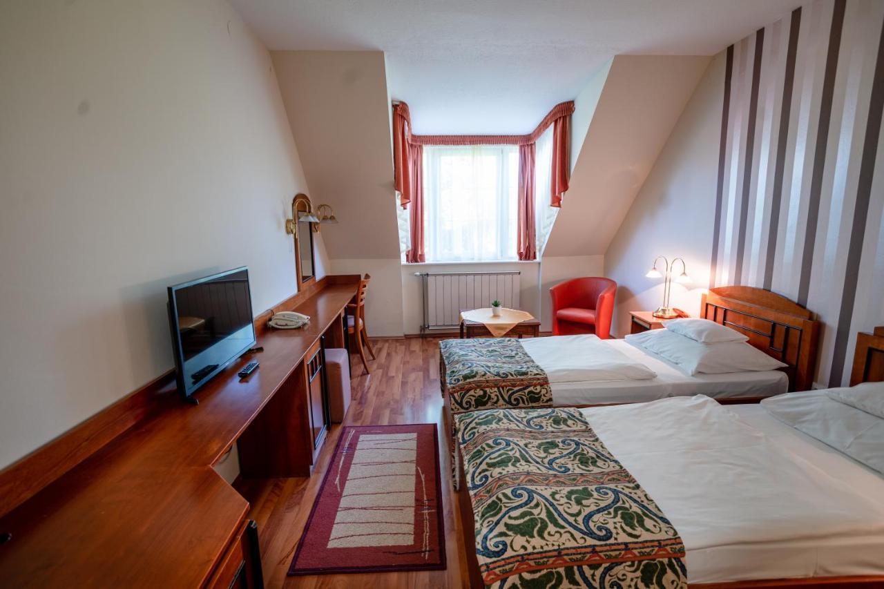 Hotel Erzsebet ヘーヴィーズ エクステリア 写真