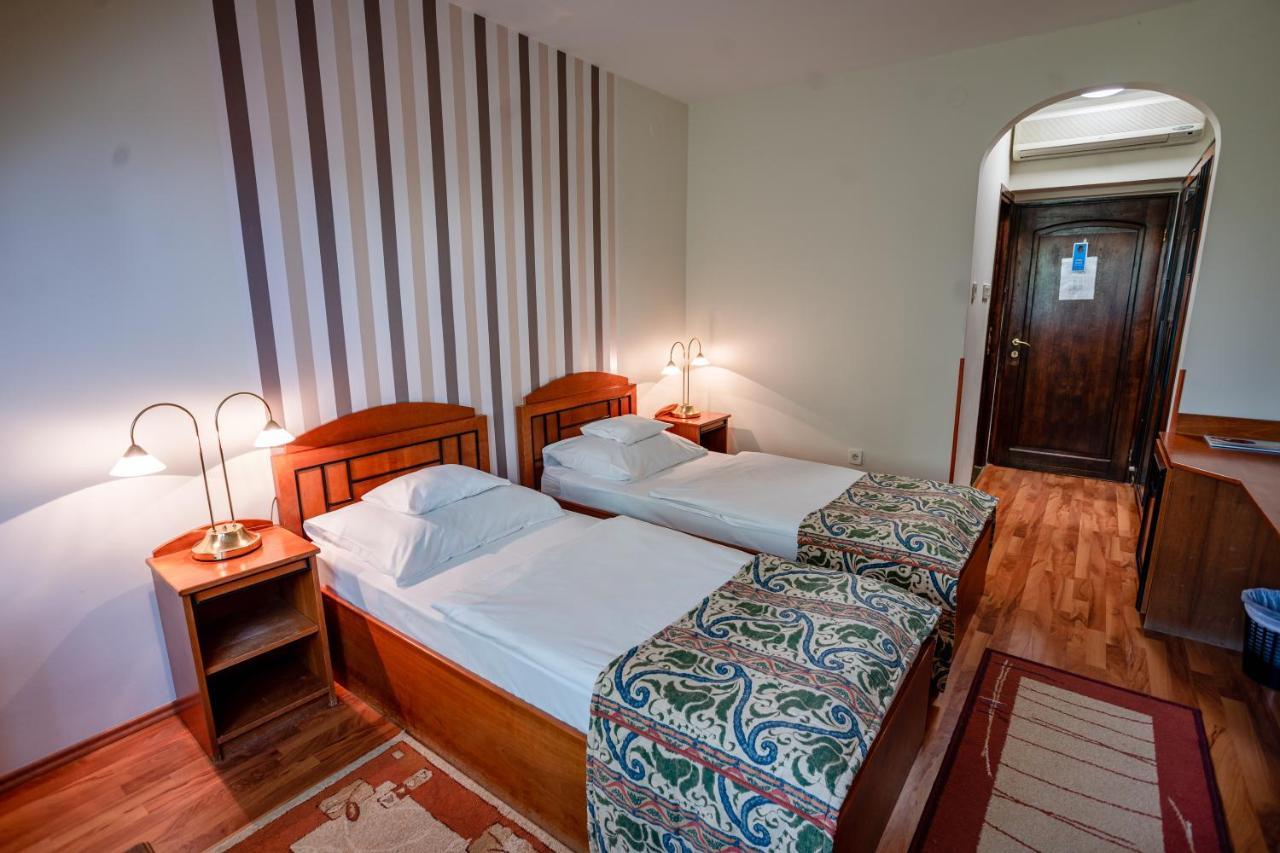 Hotel Erzsebet ヘーヴィーズ エクステリア 写真