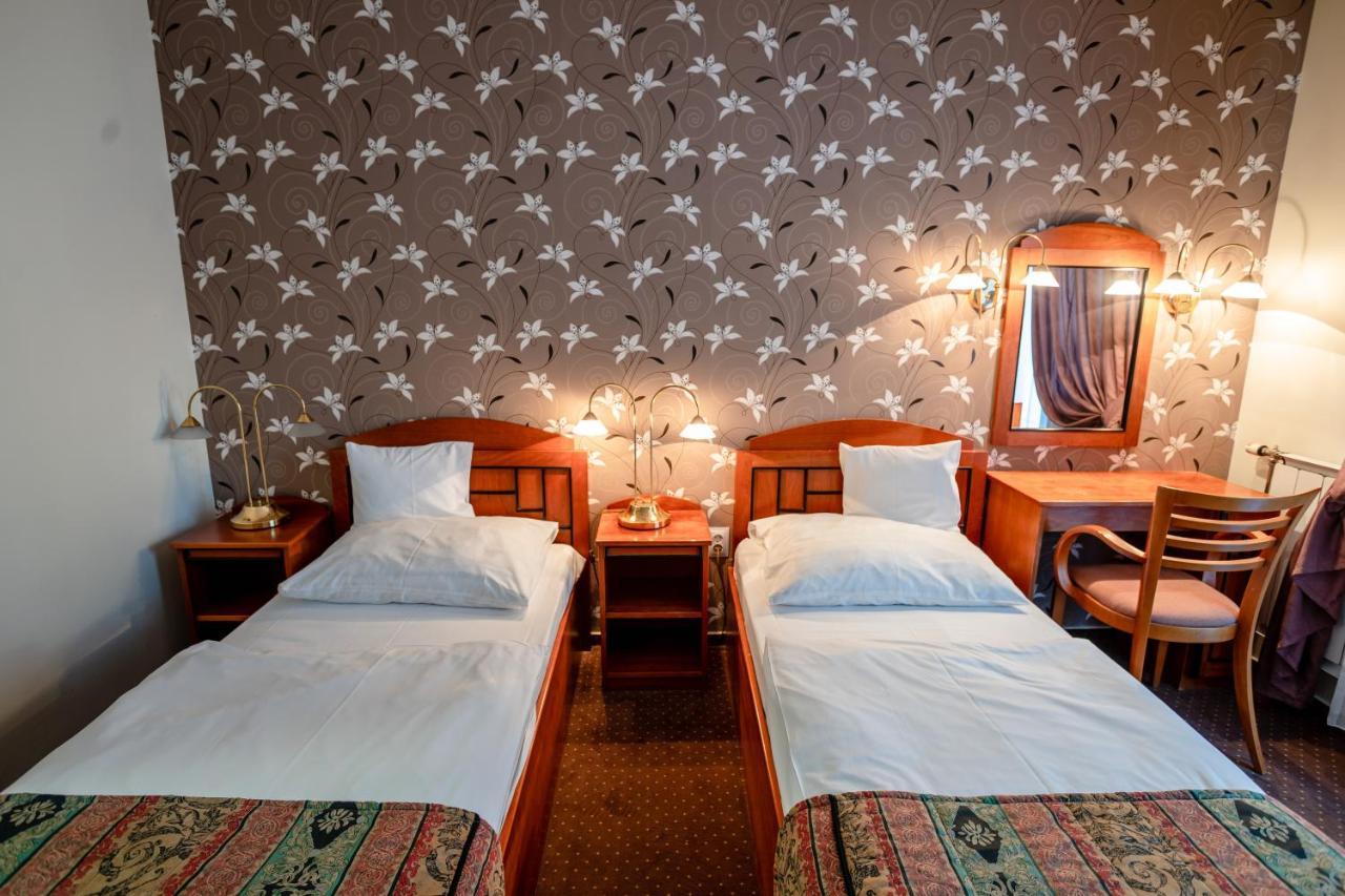 Hotel Erzsebet ヘーヴィーズ エクステリア 写真
