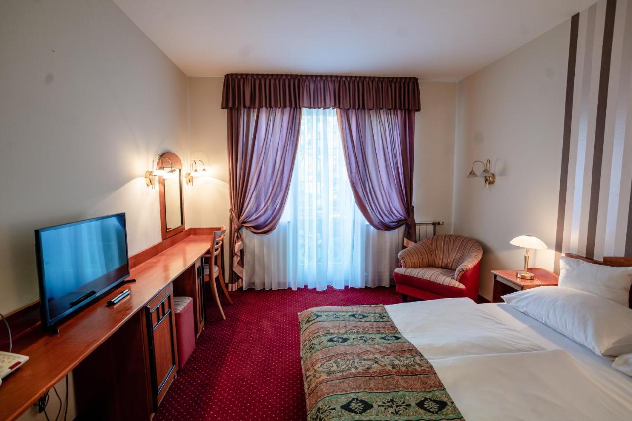 Hotel Erzsebet ヘーヴィーズ エクステリア 写真
