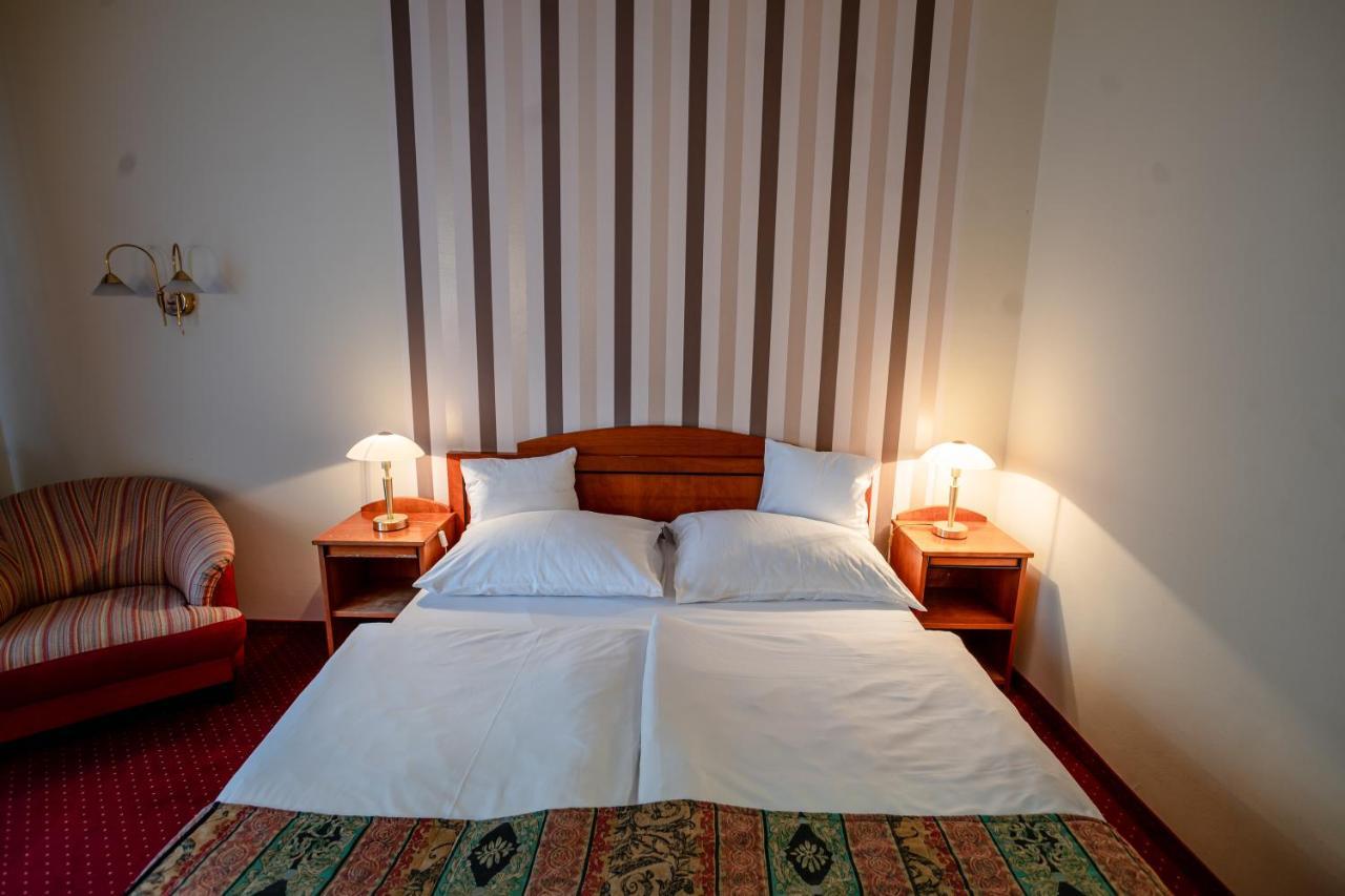 Hotel Erzsebet ヘーヴィーズ エクステリア 写真