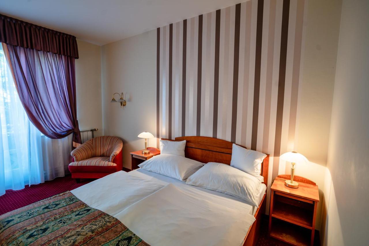 Hotel Erzsebet ヘーヴィーズ エクステリア 写真