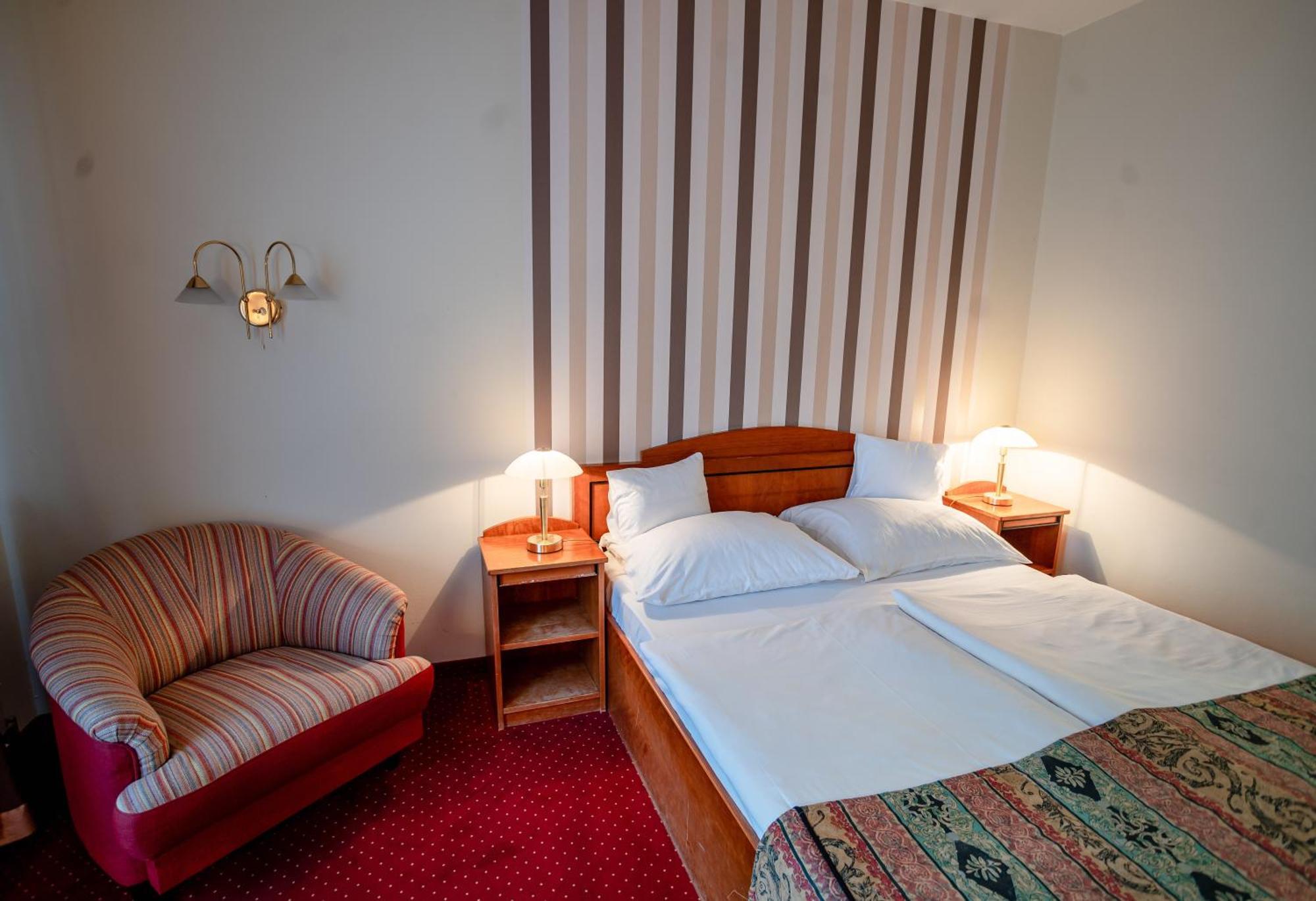 Hotel Erzsebet ヘーヴィーズ エクステリア 写真