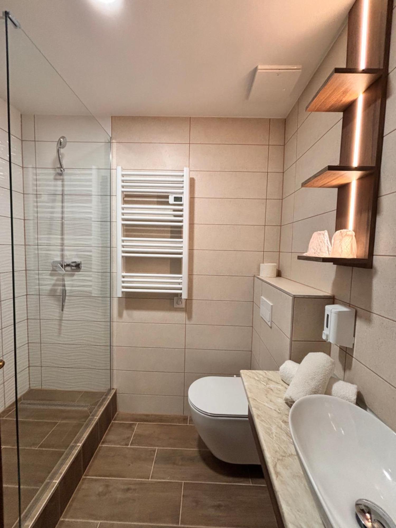 Hotel Erzsebet ヘーヴィーズ エクステリア 写真