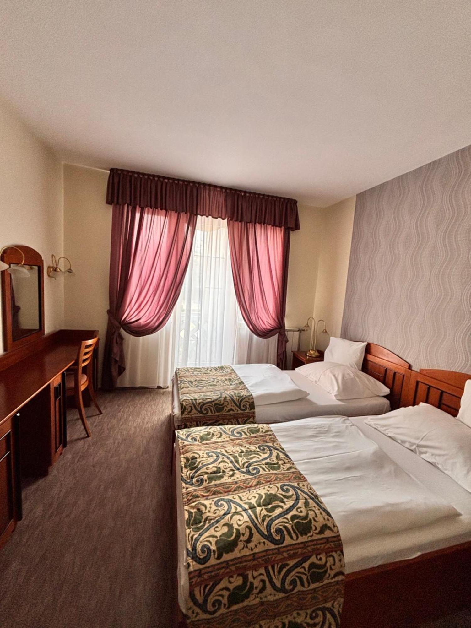 Hotel Erzsebet ヘーヴィーズ エクステリア 写真